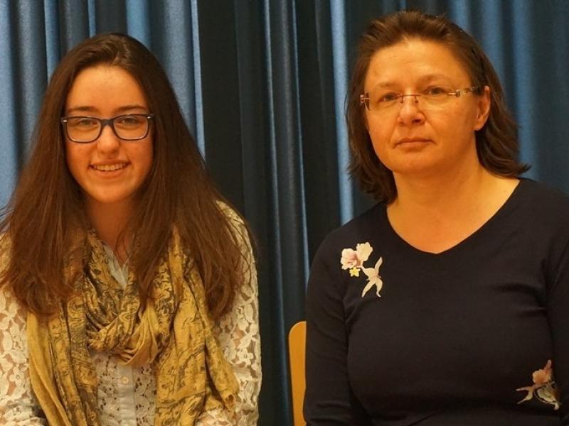 Slika 1: Dafne iz 8.a in mentorica prof. Majda Pintar, &copy; https://www.peraugymnasium.at/item/387-certamen-mmxvii