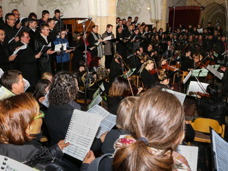 Bild 2: Sänger/innen und Orchester unter der Leitung von Stanko Polzer, © Michael Stern