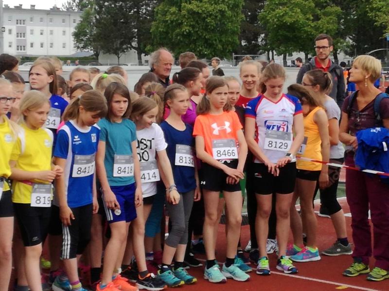Slika 1: Dekleta pri štartu, © Magdalena Kulnik