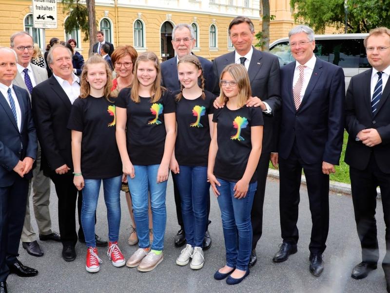 Slika 17: Dijaki, ravnateljica in častni gostje pred prireditvijo, © Peter Krivograd