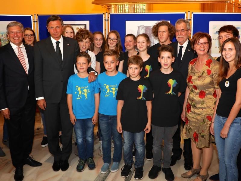 Slika 1: Dijaki, ravnateljica in častni gostje pred prireditvijo, © Peter Krivograd