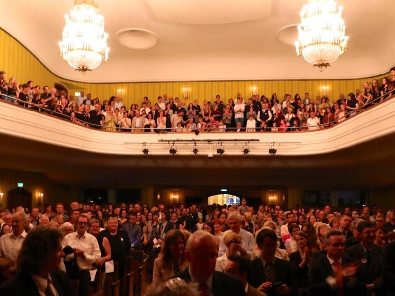 Slika 5: Nabito polna velika dvorana v Domu glasbe v Celovcu, © Peter Krivograd