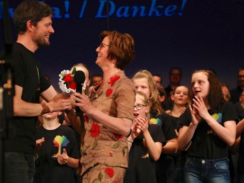 Slika 15: Zahvala režiserju Aleksandru Tolmaierju, © Peter Krivograd