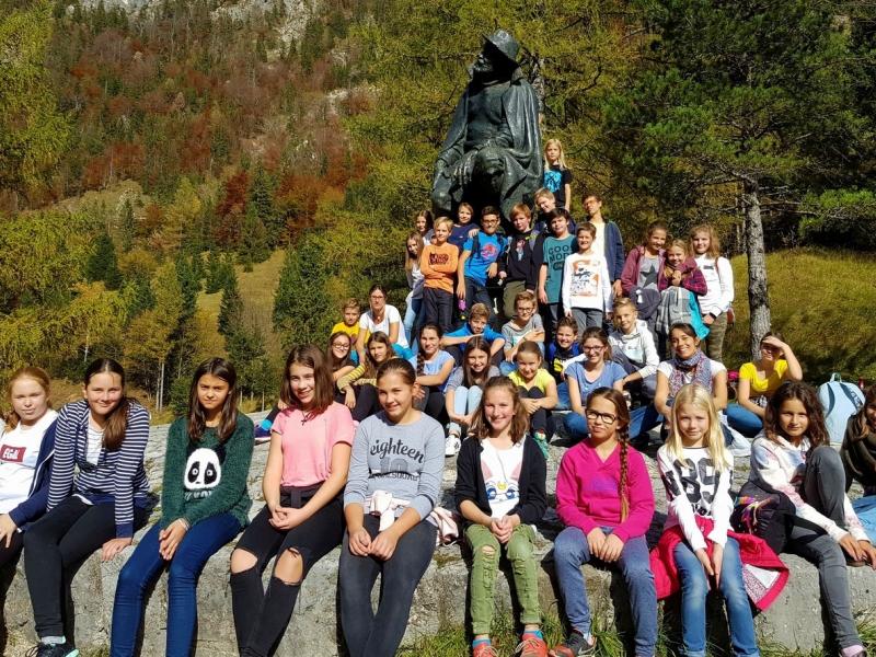 Slika 1: Skupinska slika ob spomeniku Juliusa Kugyja, © Kristjan Fotivec