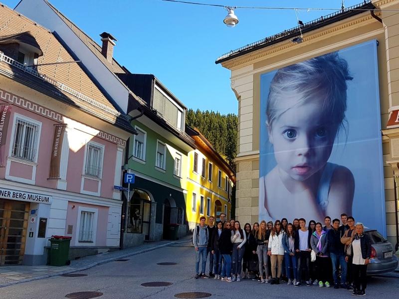 Slika 1: Skupinska slika pred inštalacijo na fasadi hiše na glavnem trgu, © Nadja Senoner