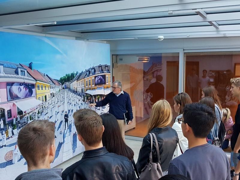 Slika 4: Pred fotografijo, ki je nastala ob obisku Helnweina v Pliberku, © Nadja Senoner