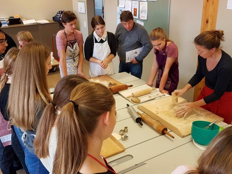 Bild 6: Kekse-backen im Religions-Workshop, © Nadja Senoner