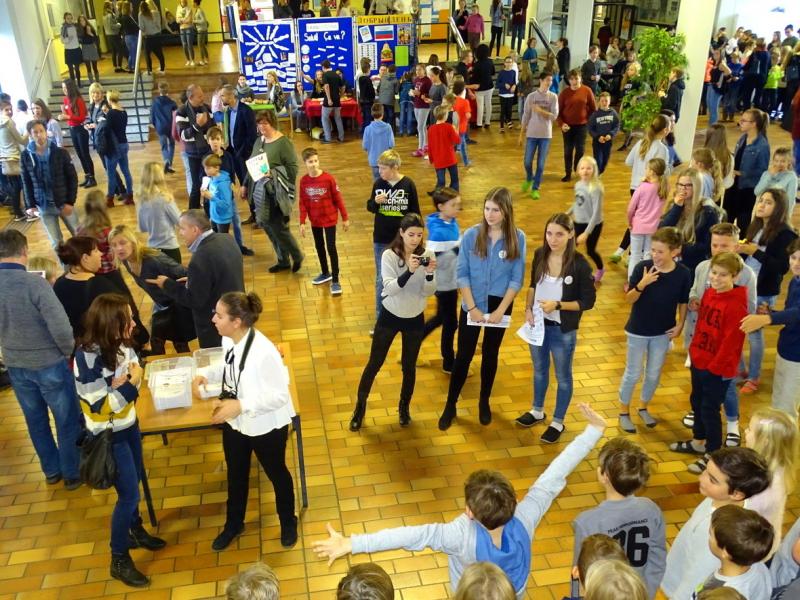 Bild 1: Die Besucher in der Schulaula, © Kristjan Sadnikar