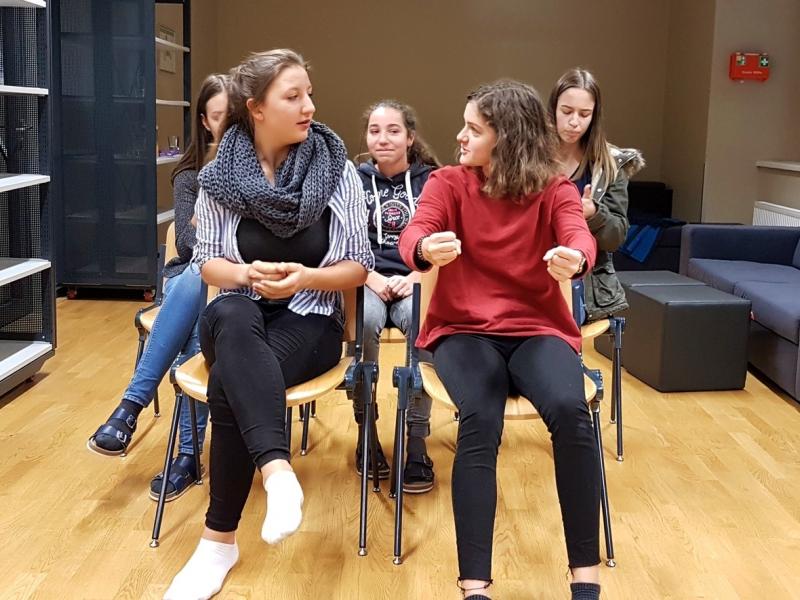 Slika 5: Skupina dijakinj uprizarja sceno v družinskem avtu, © Nadja Senoner