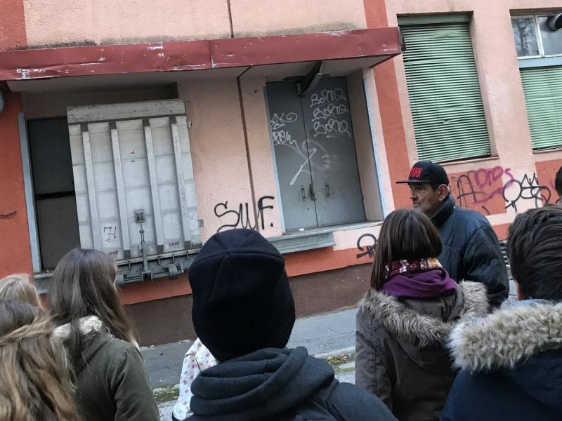 Slika 3: Leo kaže, kje brezdomci prespijo, © Monika Novak-Sabotnik