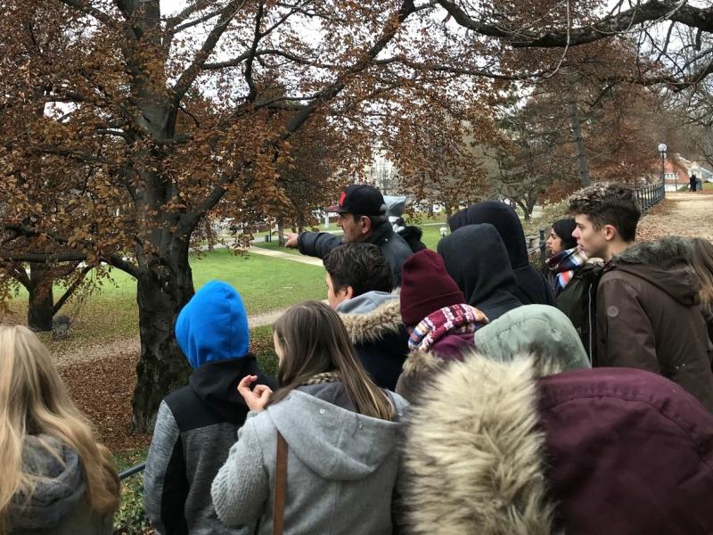 Slika 4: Ob vodnjaku sredi parka, kjer se brezdomci umivajo, © Monika Novak-Sabotnik