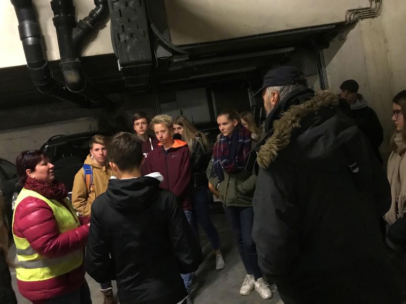 Slika 1: Čuvajka v garazi pripoveduje o dogodkih z brezdomci, © Monika Novak-Sabotnik