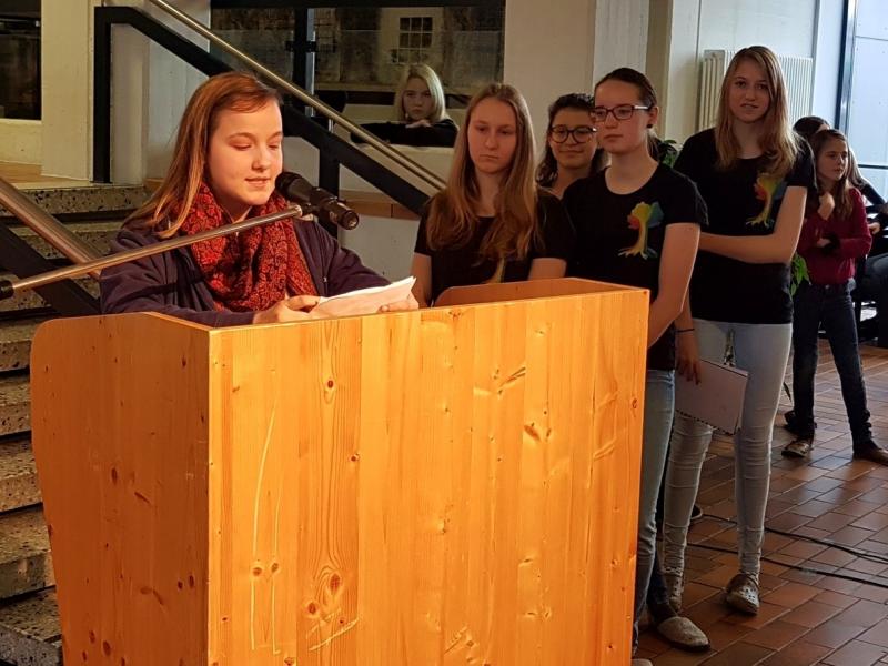 Bild 6: Schülerinnen der 5A trugen ihre Gedanken zum Thema Obdachlose vor, © Nadja Senoner