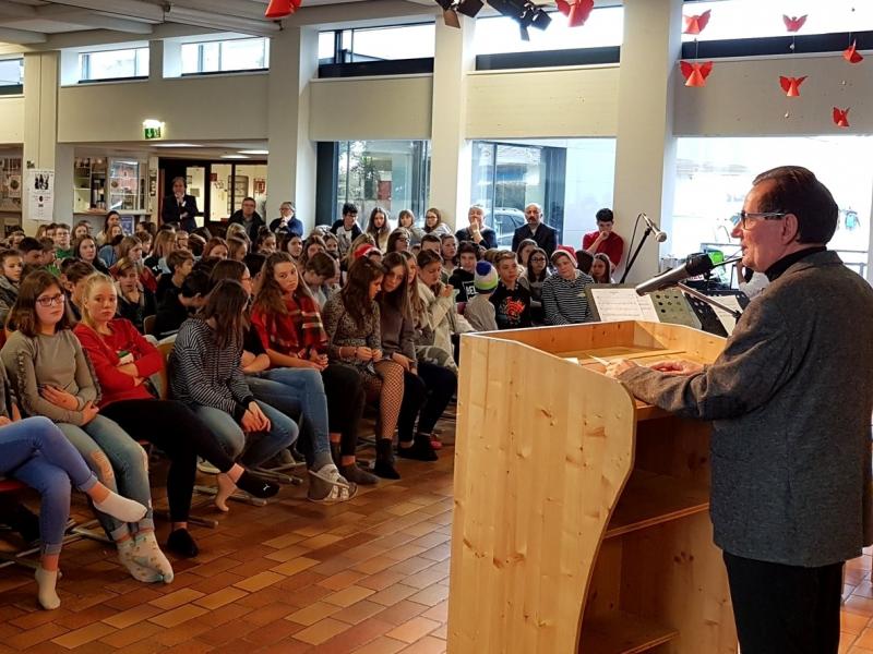 Bild 4: Rede des Stellvertretenden Vereinsvorsitzenden des Absolventenvereins des SLOG Dr. Michael Vrbinc, © Nadja Senoner