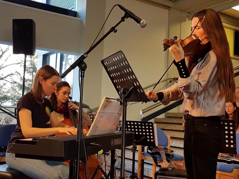 Bild 5: Instrumentaltrio der 8.a: Lucia, Noemi und Magdalena, © Nadja Senoner