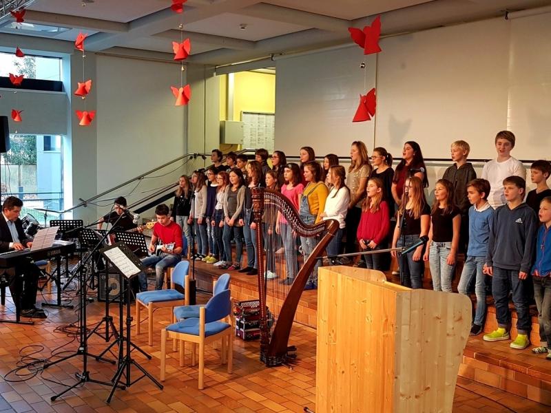Bild 1: Unterstufenchor unter der Leitung von Stanko Polzer, © Nadja Senoner