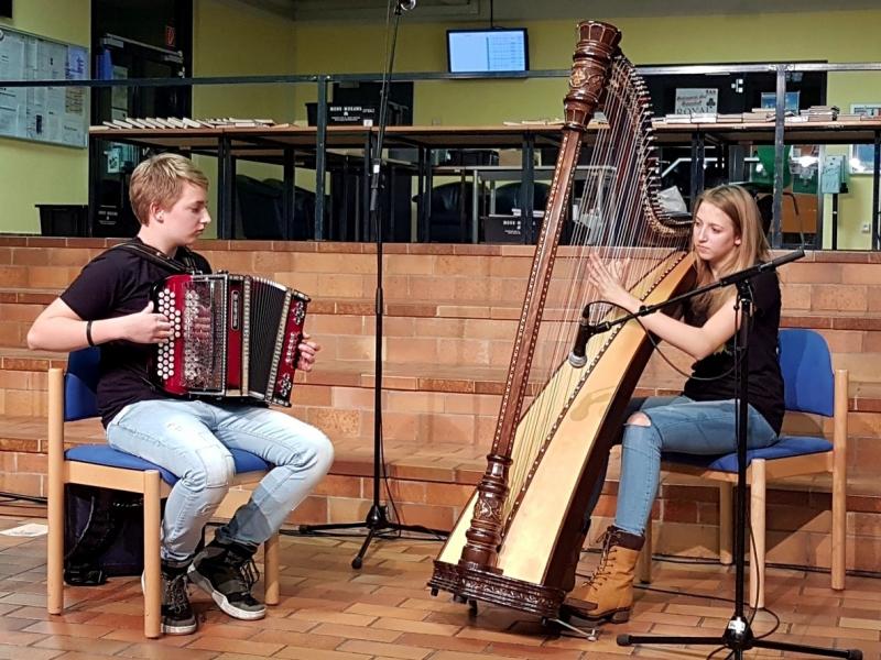 Slika 3: Duo Klara in Adrian Kuchling (harfa in harmonika), © Nadja Senoner
