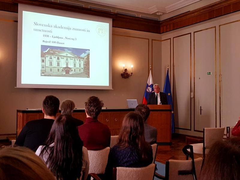 Slika 6: Predsednik dr. Tadej Bajd pri pozdravnem nagovoru v svečani dvorani, &copy; Nadja Senoner