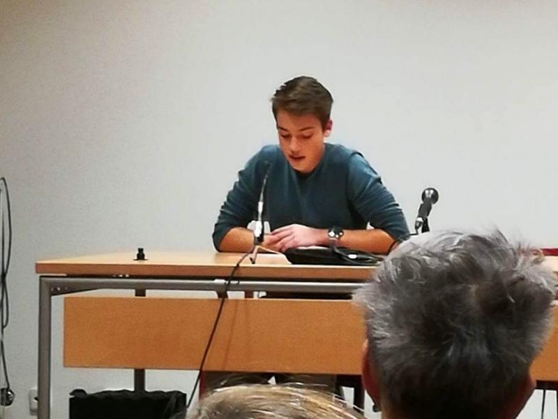 Slika 2: Luka bere publiki svojo pesem, © Matej Rozman