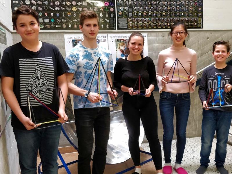 Slika 1: Uspešni mladi pri matematični Pangei 2018, © Niko Ottowitz