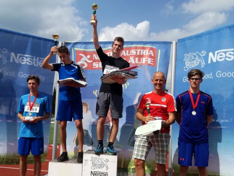 Slika 2: Matej na vrhu stopničk, &copy; Magdalena Kulnik