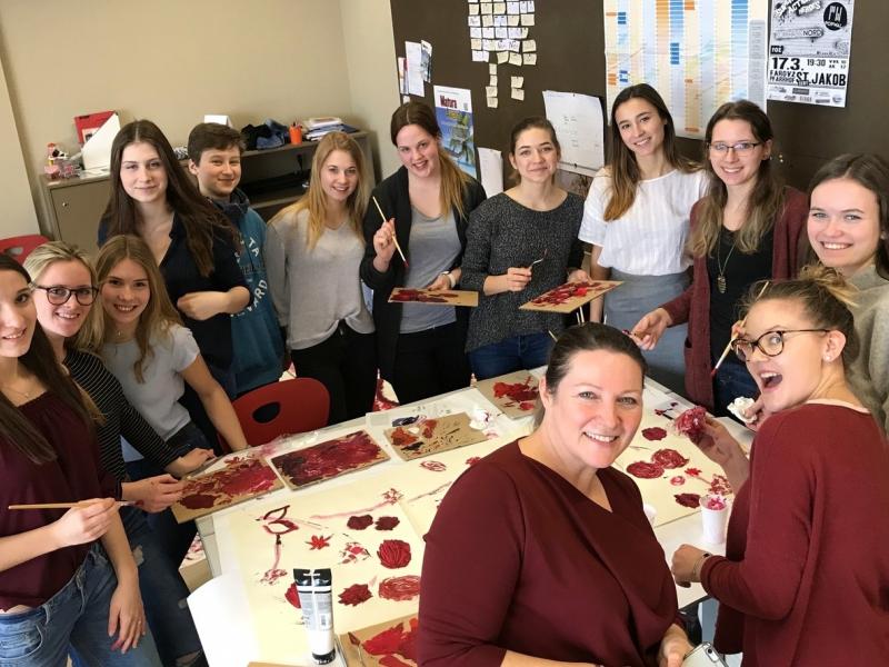 Slika 1: Tanja Prušnik z maturantkami iz 8.b, © Monika Novak-Sabotnik