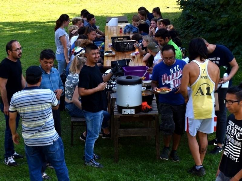 Slika 4: Pribežniki in učenci orjejo in pripravljajo visoko gredo, © Monika Novak-Sabotnik