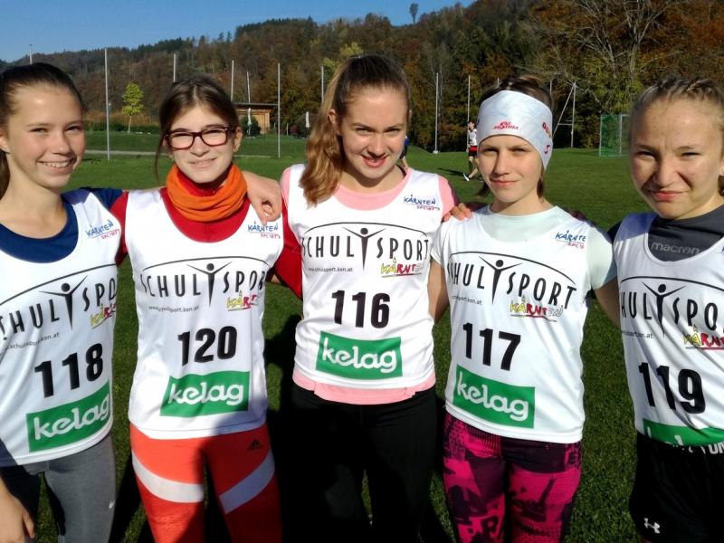 Slika 3: Zmagovita dekliška ekipa pred štartom, © Magdalena Kulnik
