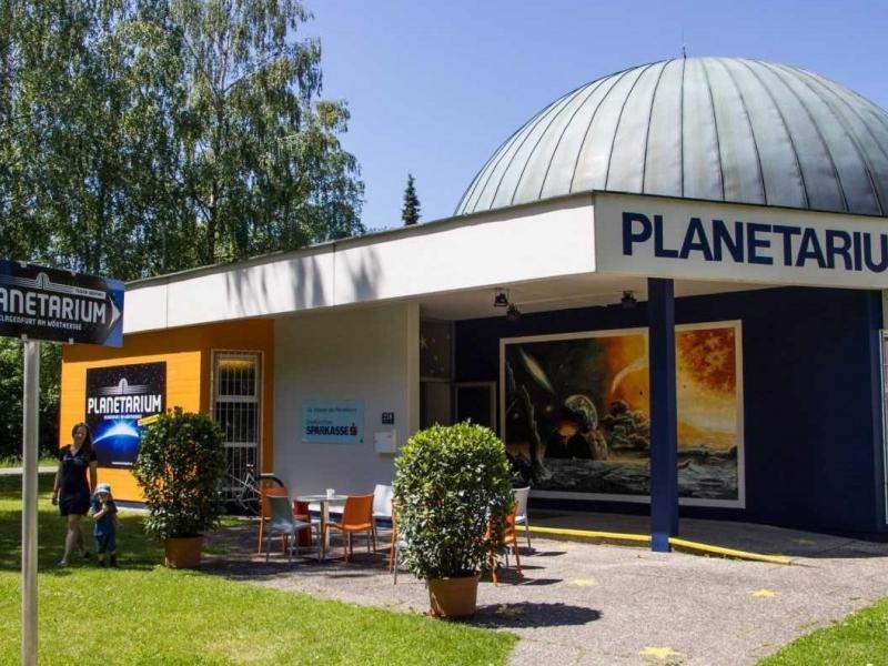 Slika 1:
Planetarij v Celovcu, ©http://www.erlebnis.net/blog/planetarium-am-woerthersee/