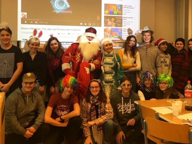 Slika 3:
Skupinska slika z Dedkom Mrazom in s Sneguročko; ©Julia Schuster-Smrečnik