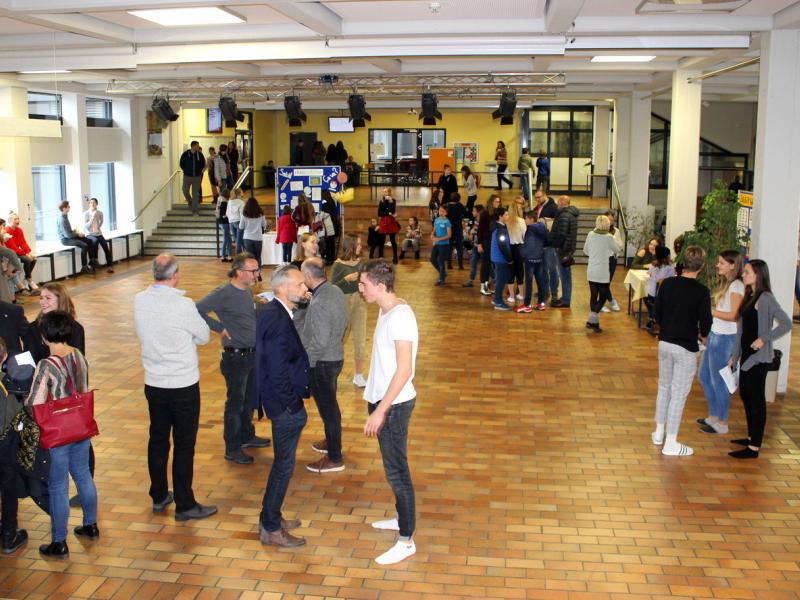 Bild 4: Die Besucher in der Schulaula, ©Kristjan Sadnikar