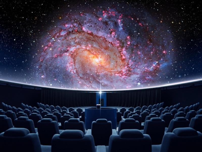 Slika 1:
Planetarij v Celovcu, https://www.delo.si/novice/svet/popotovanje-po-vesolju-v-slovenskem-jeziku-106919.html?fbclid=IwAR2x