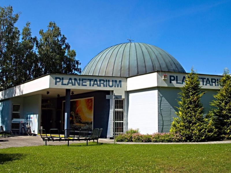 Slika 4:
Planetarij v Celovcu, https://www.delo.si/novice/svet/popotovanje-po-vesolju-v-slovenskem-jeziku-106919.html?fbclid=IwAR2x