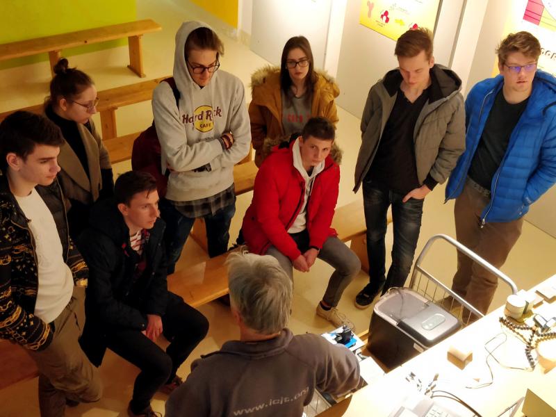 Slika 3:
Dr. Radko Istenič navdušuje dijakinje in dijake Slovenske gimnazije, ©Niko Ottowitz