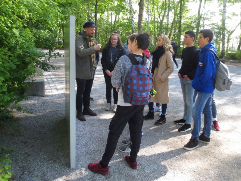 Slika 2:
Pred koncentracijskim taboriščem Dachau, ©Julia Schuster-Smrečnik