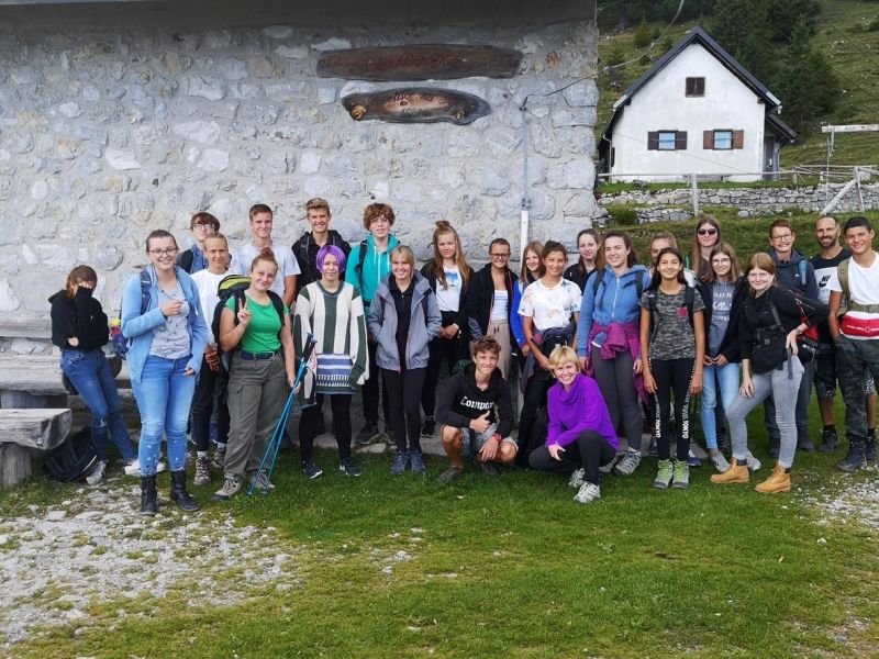 Slika 1:
Skupinska slika pred taborniškim domom, ©Julia Schuster-Smrečnik