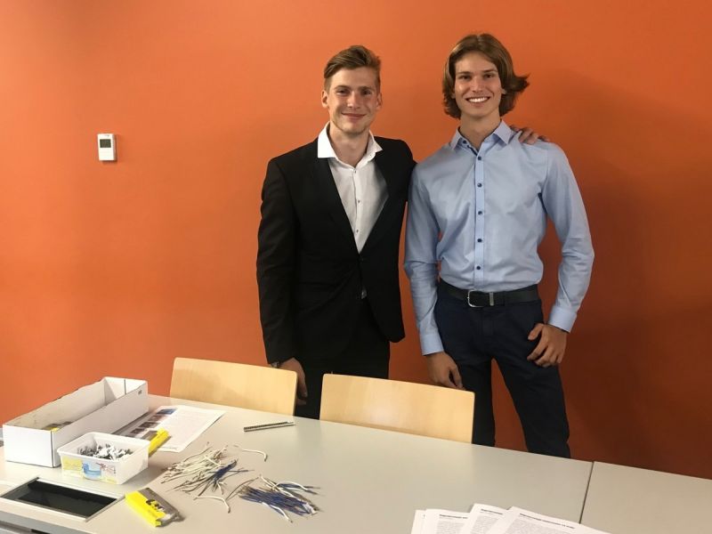 Slika 6:
Matej in Krištof pri izdelavi elektromotorja, © Tadeja Vinko-Smrtnik
