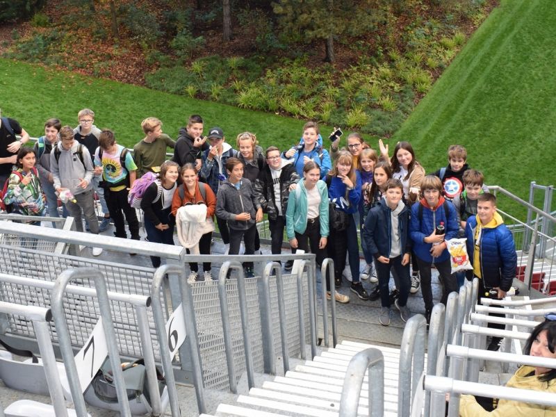 Bild 1: Gruppenfoto vor dem Wald im Stadion, ©Julia Schuster-Smrečnik