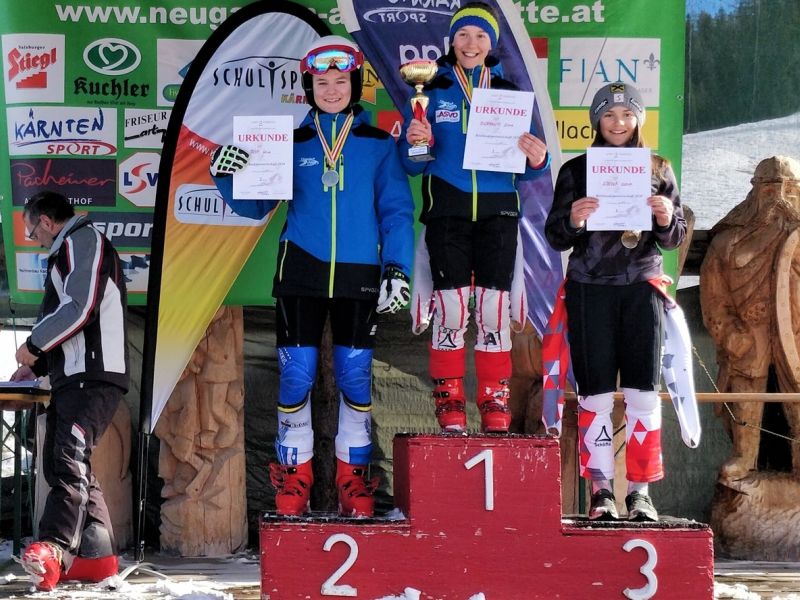 Slika 5: 2. mesto: Lena Olip (4.A), 3. mesto: Elena Loliva (2.D), &copy;Niko Ottowitz