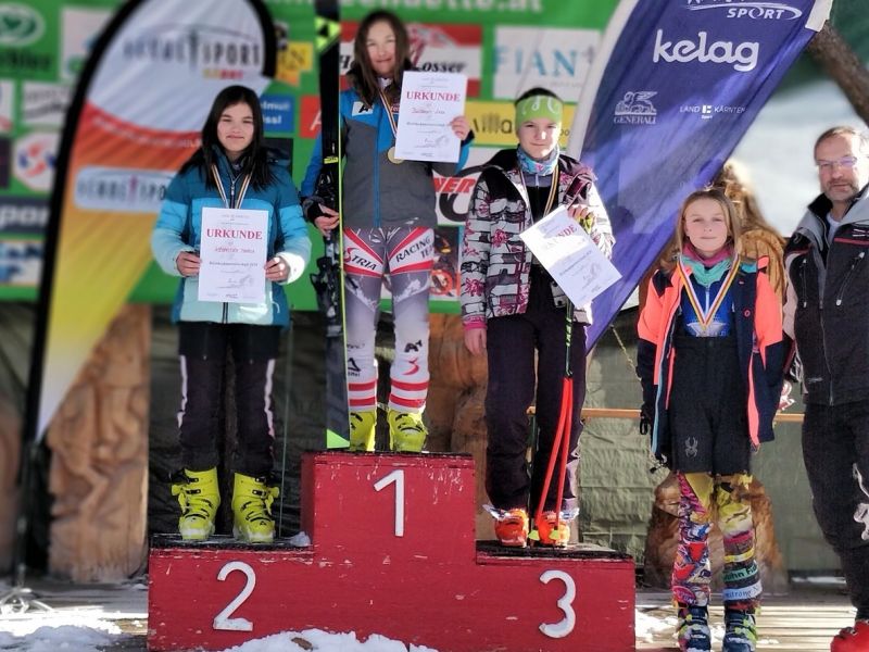 Slika 6:
2. mesto: Theresia Kropfitsch (1.C), 3. mesto: Konstanze Goritschnigg (2.C), &copy;Niko Ottowitz 