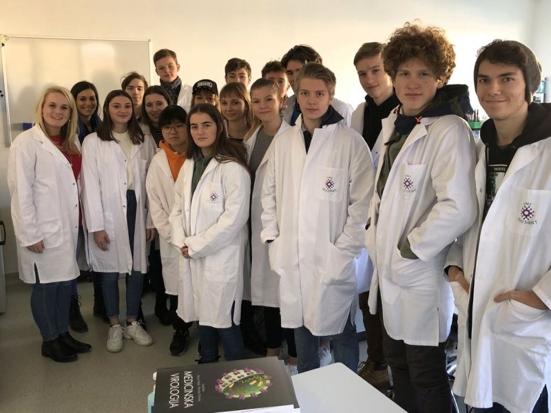 Slika 1:
Skupinska slika v laboratoriju, ©prof. Miroslav Petrovec