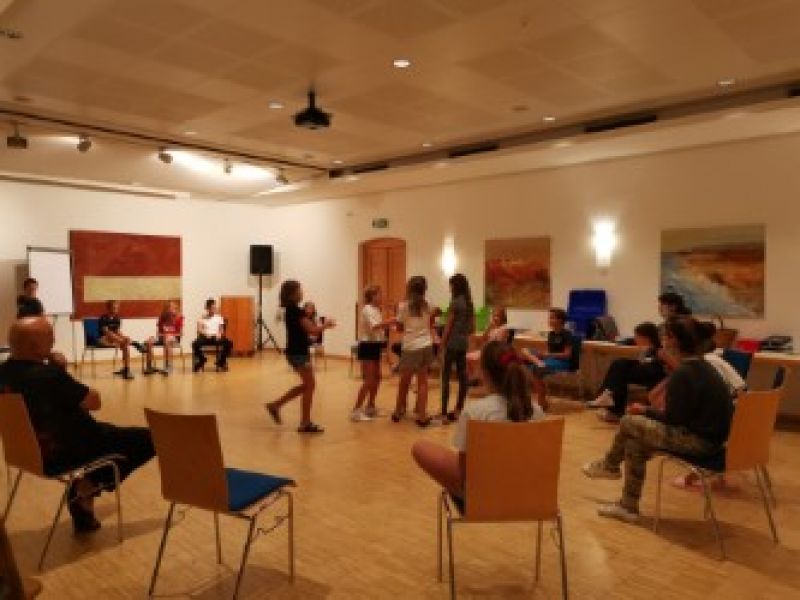 Slika 2:
Večerni program, &copy; Aloisia Gomez
