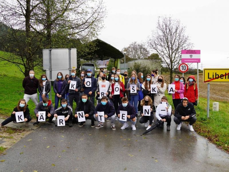 Slika 1:
NaMeji: skupna slika dijakov Slovenske gimnazije in Gimnazije Ravne, &copy; Niko Wakounig 