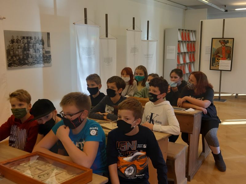 Slika 2: Stare šolske klopi, ©Anja Valentinitsch-Harrich