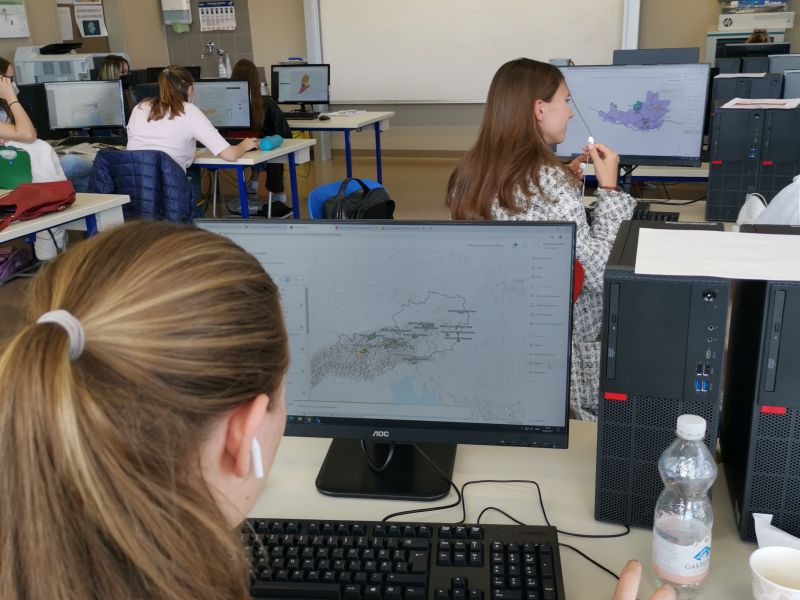 Slika 2: Dijakinje in dijaki 7A razreda pri izdelavi kartografij