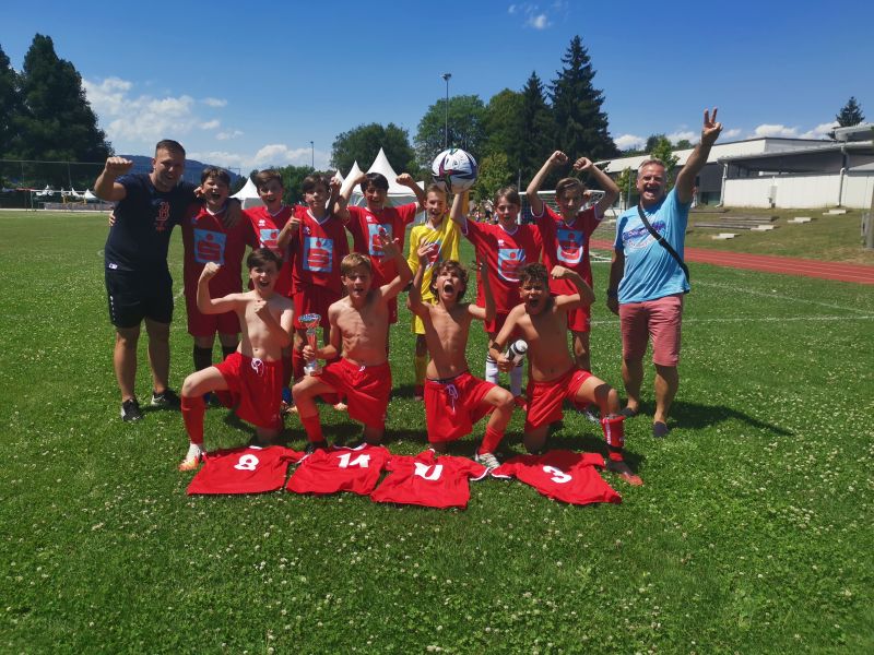 Slika 1: Zmagovalci:
zadaj levo: Jure, Ja&scaron;a,Nico,David, Heyoan, Milan, Lovro, Julijan, Janko;
spredaj levo: Damjan, kapetan David, Milan, Omar