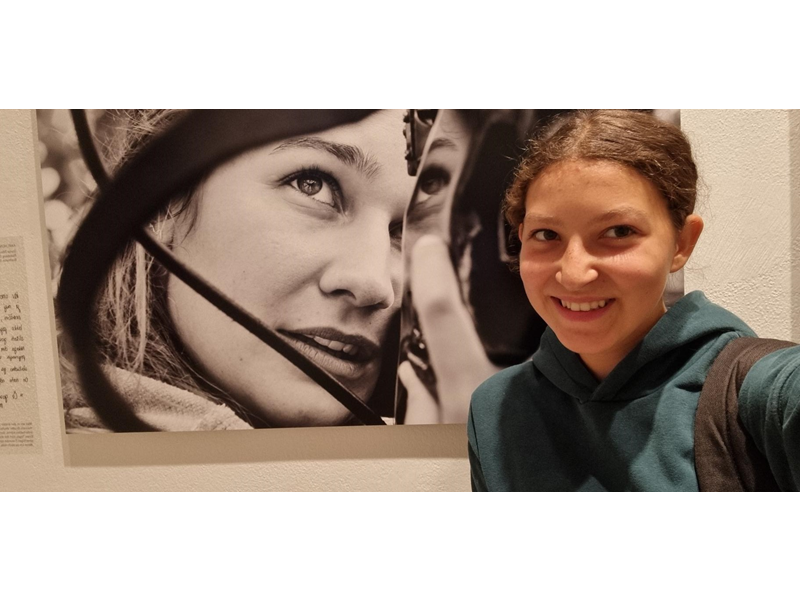 Bild 3: Die Schülerin Lia Barmeir und die Biathletin Dunja Zdouc, ©Lia Barmeir