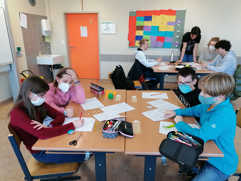 Slika 3: Tekmovalke in tekmovalci pri reševanju nalog ©Magdalena Kulnik