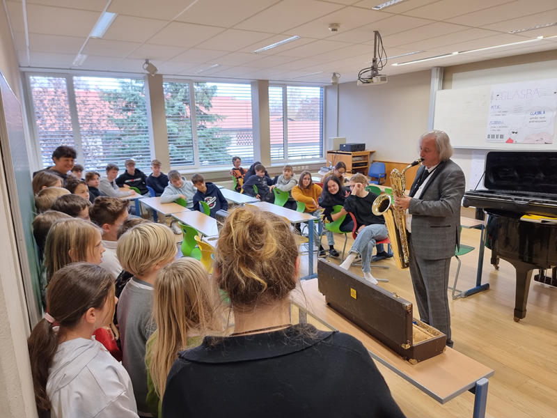 Slika 3: Prof. Verdel pri odprtem pouku glasbe &copy;Urak