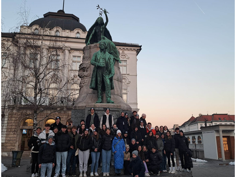 Slika 5: Udeleženci jezikovnega tedna pri Pre&scaron;ernovem spomeniku in njegovi muzi